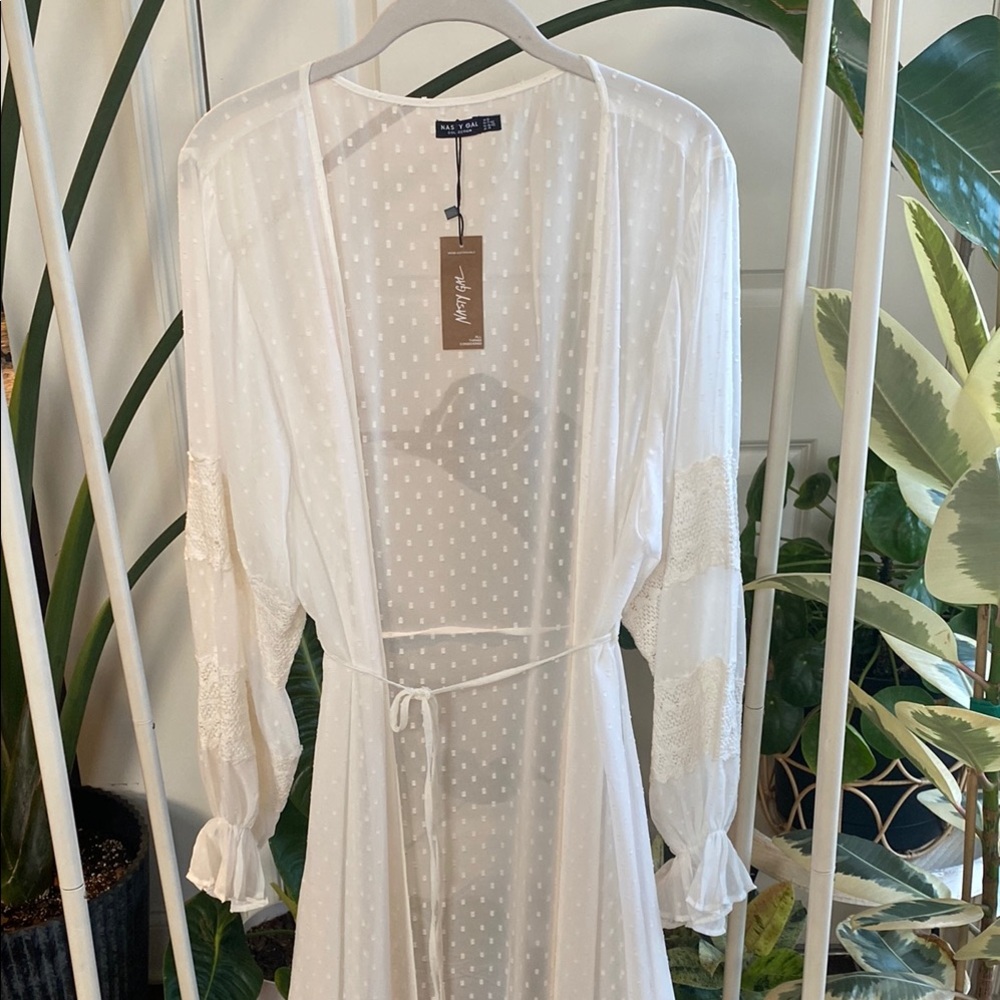 🚩 SOLD 🚩 Nasty Gal White Wrap Robe with Bishop Sleeves - Picture 7 of 7